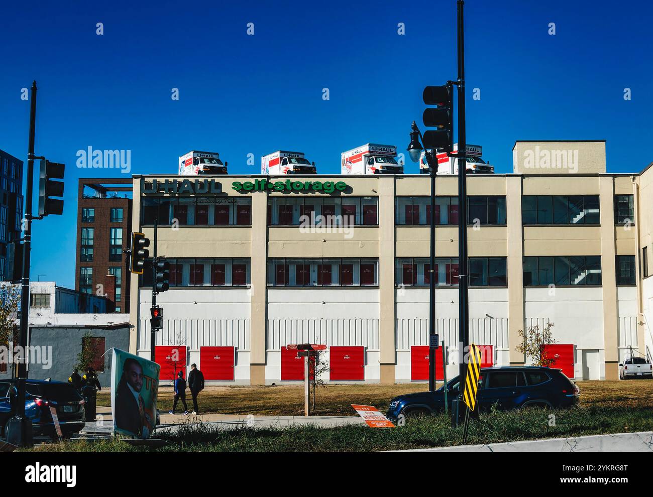 Camionnettes mobiles sur le toit d'un bâtiment Banque D'Images