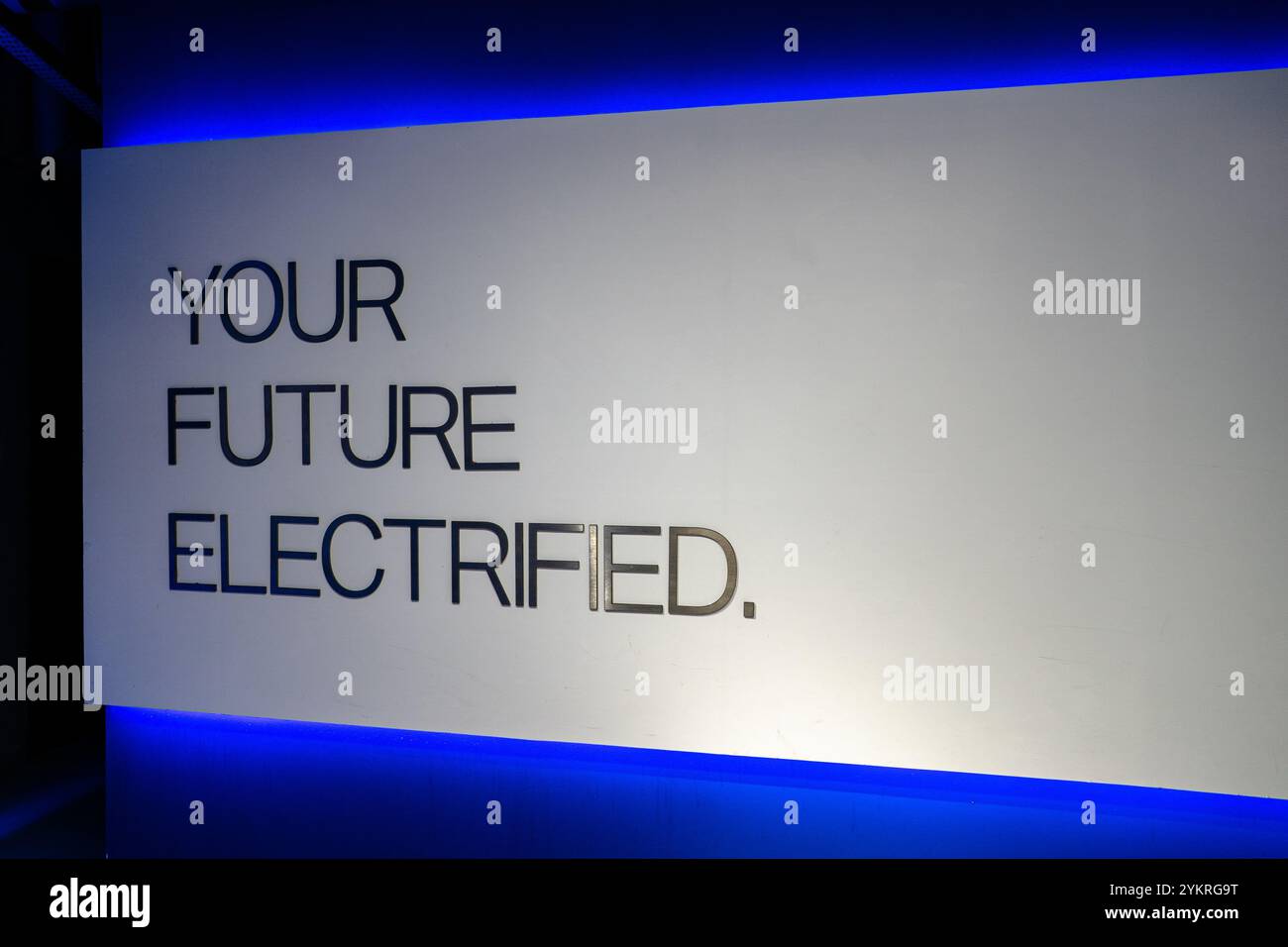 Parking pour véhicule électrique ou véhicule électrique à la station de charge et câble d'alimentation branché. Chargez l'alimentation de la batterie du véhicule électrique ou hybride. Énergie verte et éco Banque D'Images