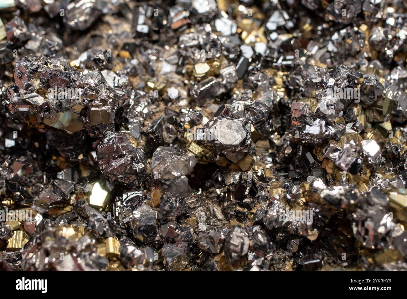 Fleur minérale de pyrite couleur noire et dorée Soft Focus gros plan, motif abstrait Banque D'Images