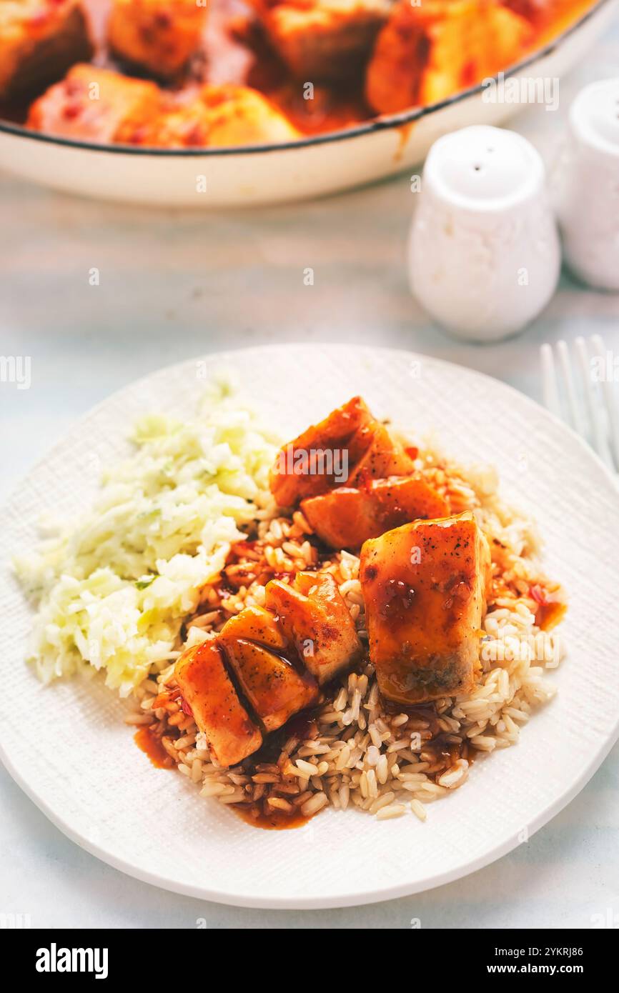 Morue de style coréen en sauce avec riz et salade de poireaux Banque D'Images