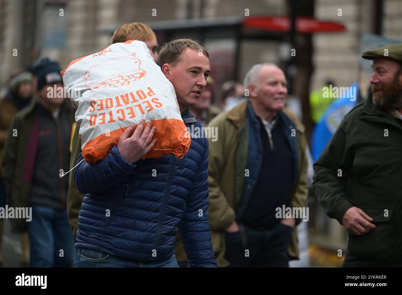 Manifestation des agriculteurs Londres les propriétaires agricoles et les membres des communautés agricoles du Royaume-Uni protestent à Londres en réponse à la décision de la chancelière Rachel Reeves d'imposer un impôt successoral de 20 % sur les terres agricoles valant du minerai que le Â1m pour la première fois depuis 1992 Londres Royaume-Uni Copyright : xMartinxDaltonx Farmers Demo 191124 MD 031 Banque D'Images