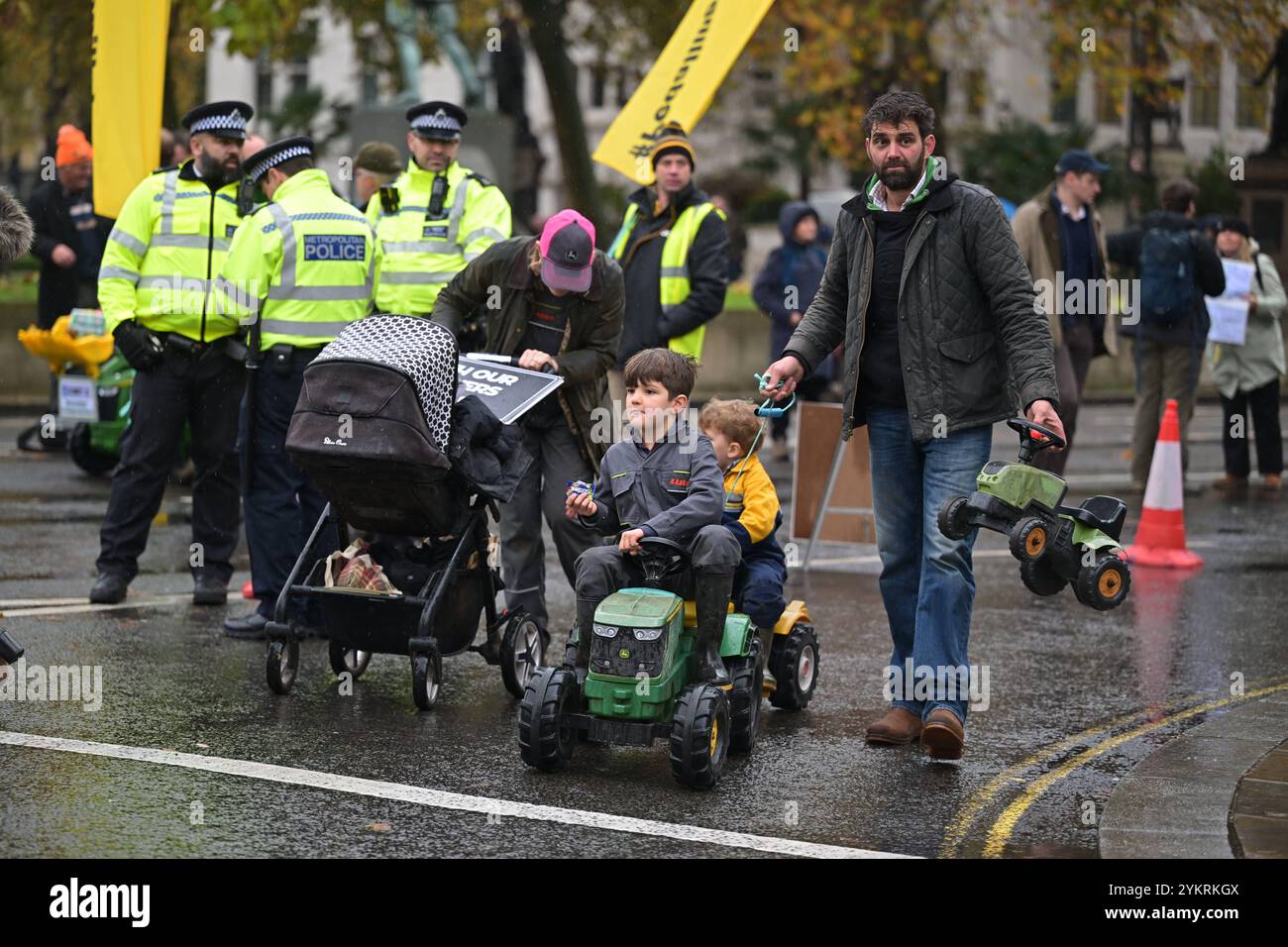 Manifestation des agriculteurs Londres les propriétaires agricoles et les membres des communautés agricoles du Royaume-Uni protestent à Londres en réponse à la décision de la chancelière Rachel Reeves d'imposer un impôt successoral de 20 % sur les terres agricoles valant du minerai que le Â1m pour la première fois depuis 1992 Londres Royaume-Uni Copyright : xMartinxDaltonx Farmers Demo 191124 MD 036 Banque D'Images