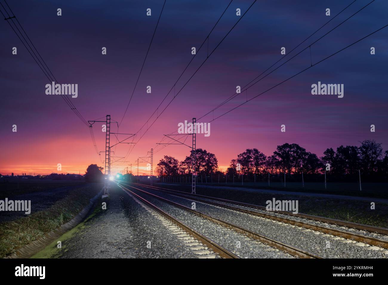 Chemin de fer à l'aube colorée. Perspective décroissante de deux voies ferrées vides. Banque D'Images