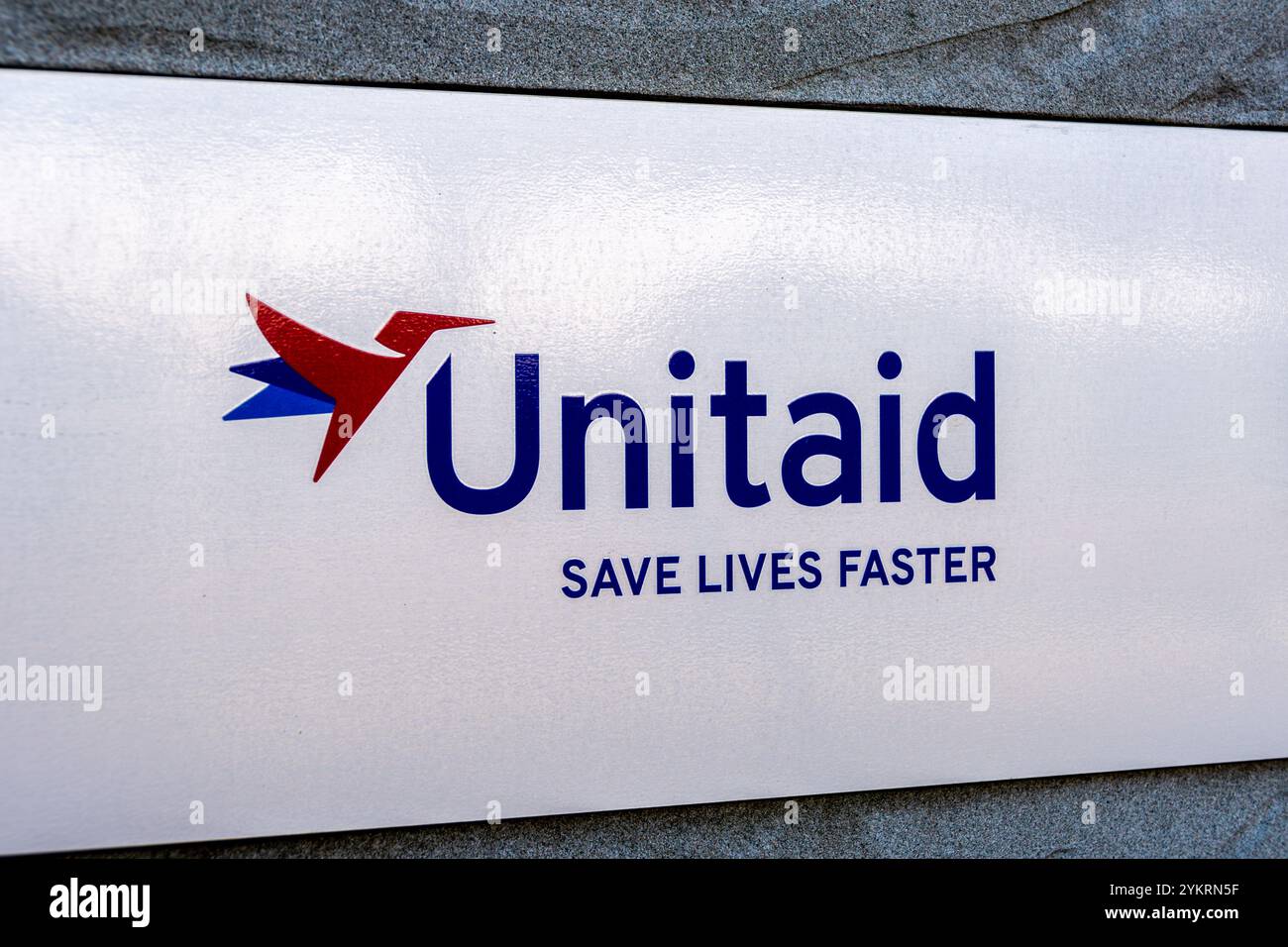 Enseigne et logo sur le siège d'UNITAID, une organisation internationale d'achat de médicaments visant à prévenir le diagnostic et le traitement des principales maladies Banque D'Images