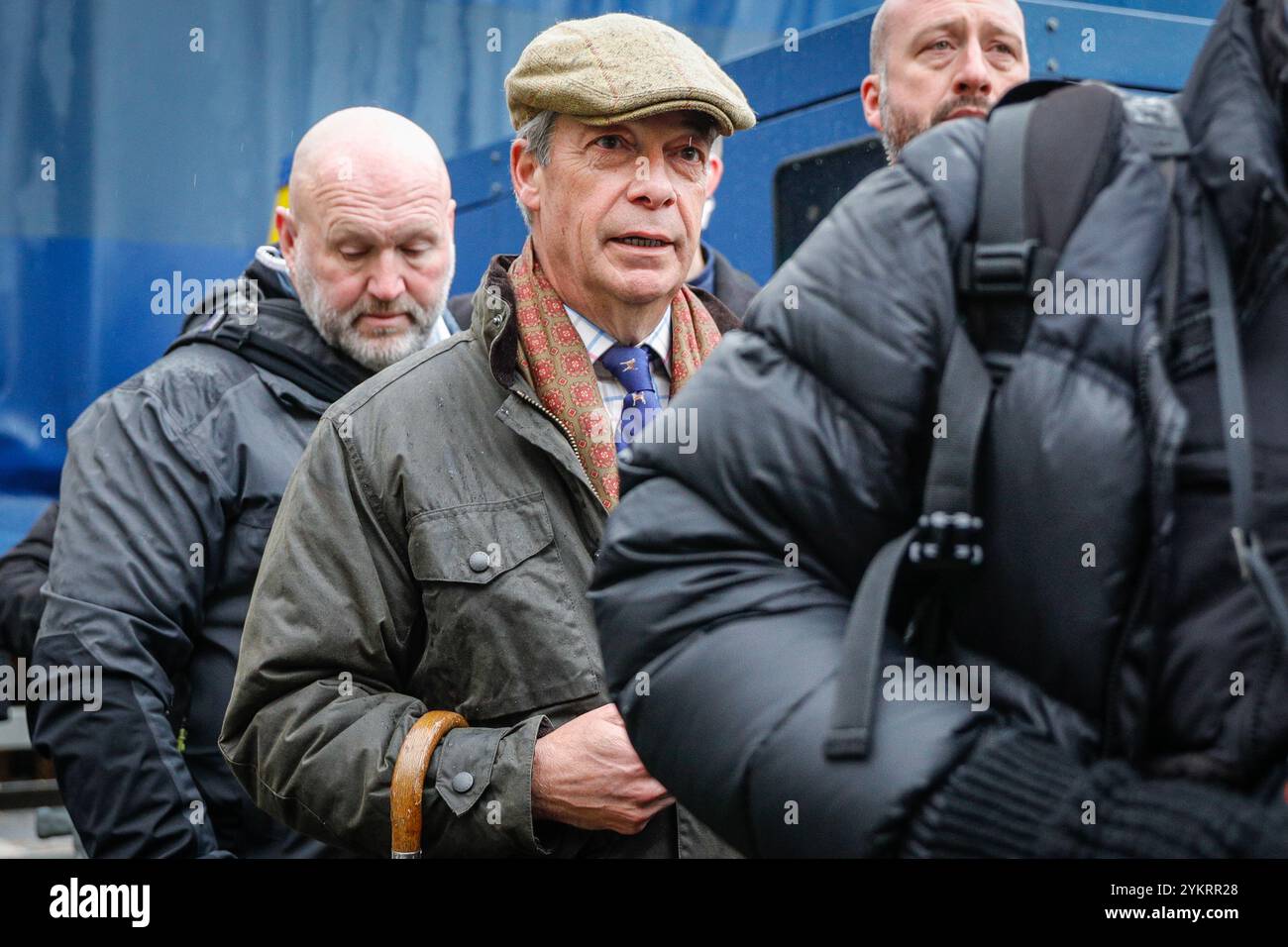 Londres, Royaume-Uni. 19 novembre 2024. Nigel Farage, chef du Parti réformiste, à l'événement. Un grand groupe d'enfants fermiers sur des tracteurs jouets ouvrent la voie pour une procession autour de la place du Parlement. Les agriculteurs, leurs familles et leurs sympathisants protestent dans le centre de Londres contre les projets visant à introduire des droits de succession pour les agriculteurs. Crédit : Imageplotter/Alamy Live News Banque D'Images