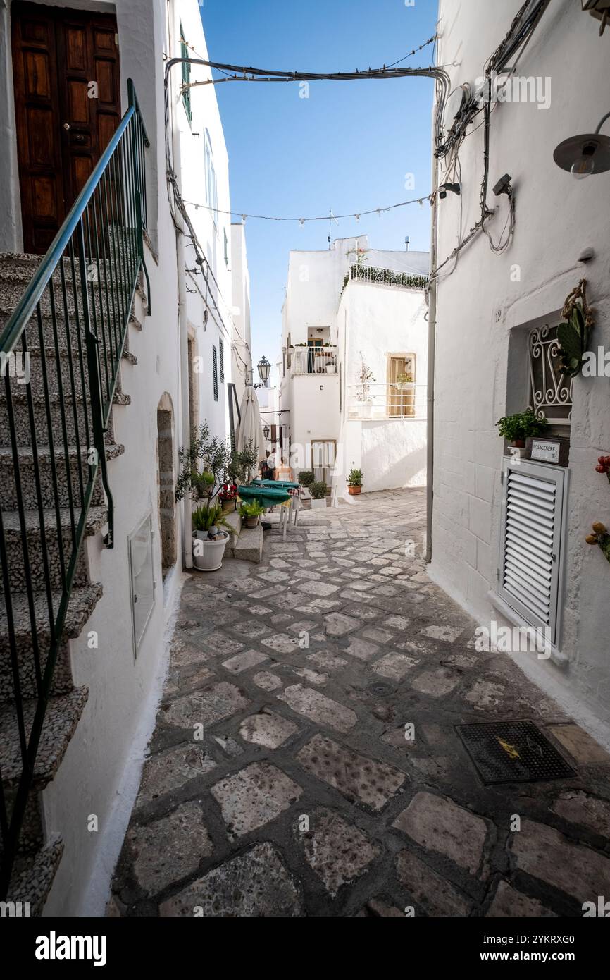 Scène de rue dans le centre d'Ostuni, Italie Banque D'Images