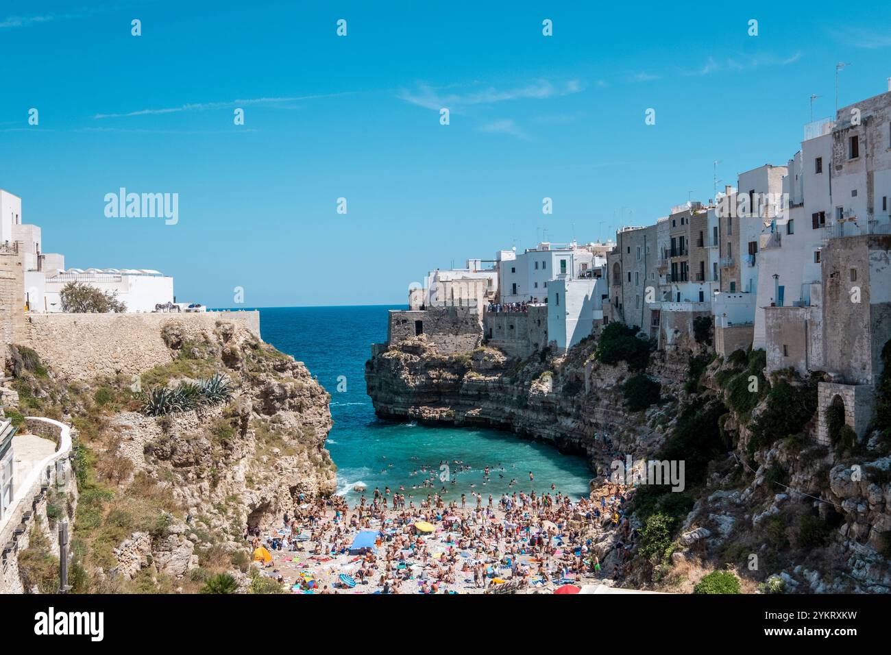 Polignano a Mare les visiteurs se délectent de la crique cachée des Pouilles sous le soleil italien Banque D'Images