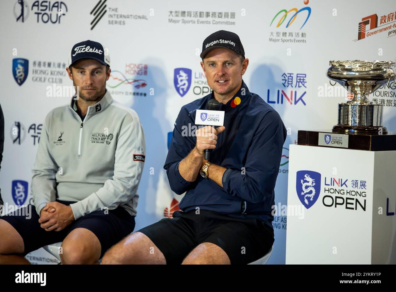 Hong Kong, Chine. 19 novembre 2024. Les rideaux de la conférence de presse Link Hong Kong Open Golf Rising : les membres de la Hong Kong Young talent Cantonese Opera troupe accueillent des dignitaires au Link Hong Kong Open 2024 (21-24 novembre au Hong Kong Golf Club - HKGC). (L) Ben Campbell et (R) Justin Rose lors de la conférence de presse d'aujourd'hui au Xiqu Centre, siège de l'Opéra chinois à Hong Kong. Crédit : Jayne Russell/Alamy Live News Banque D'Images
