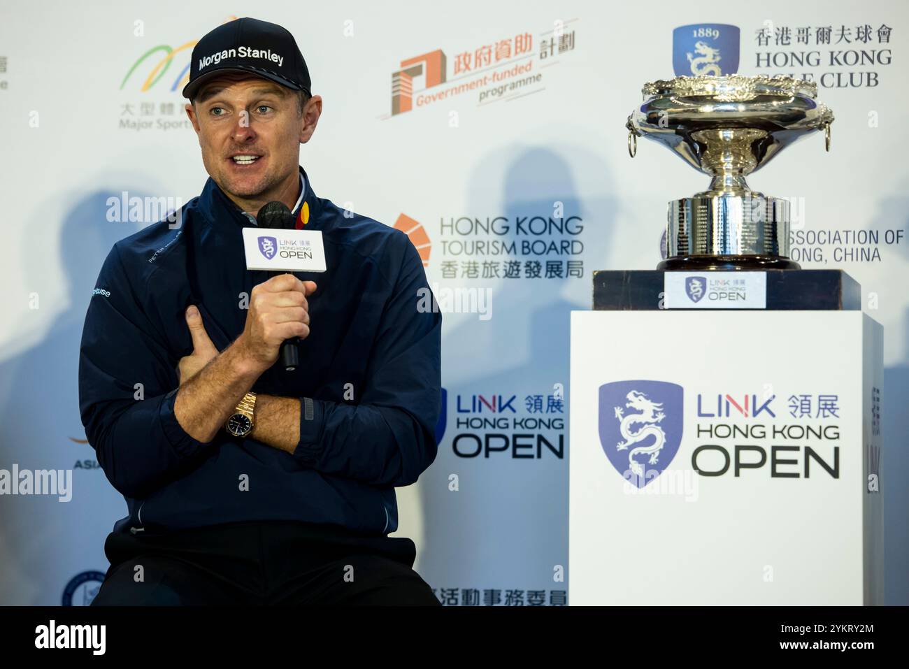 Hong Kong, Chine. 19 novembre 2024. Les rideaux de la conférence de presse Link Hong Kong Open Golf Rising : les membres de la Hong Kong Young talent Cantonese Opera troupe accueillent des dignitaires au Link Hong Kong Open 2024 (21-24 novembre au Hong Kong Golf Club - HKGC). Justin Rose lors de la conférence de presse d'aujourd'hui au Xiqu Centre, siège de l'Opéra chinois à Hong Kong. Crédit : Jayne Russell/Alamy Live News Banque D'Images