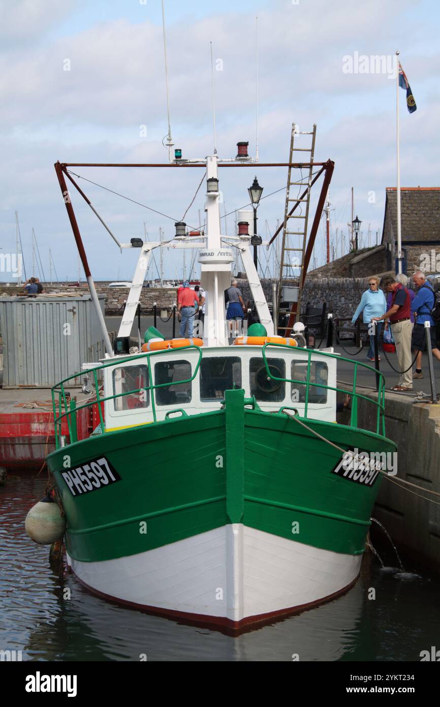 Bateau de pêche amarré à Padstow Harbour Cornwall Angleterre royaume-uni 2011 Banque D'Images