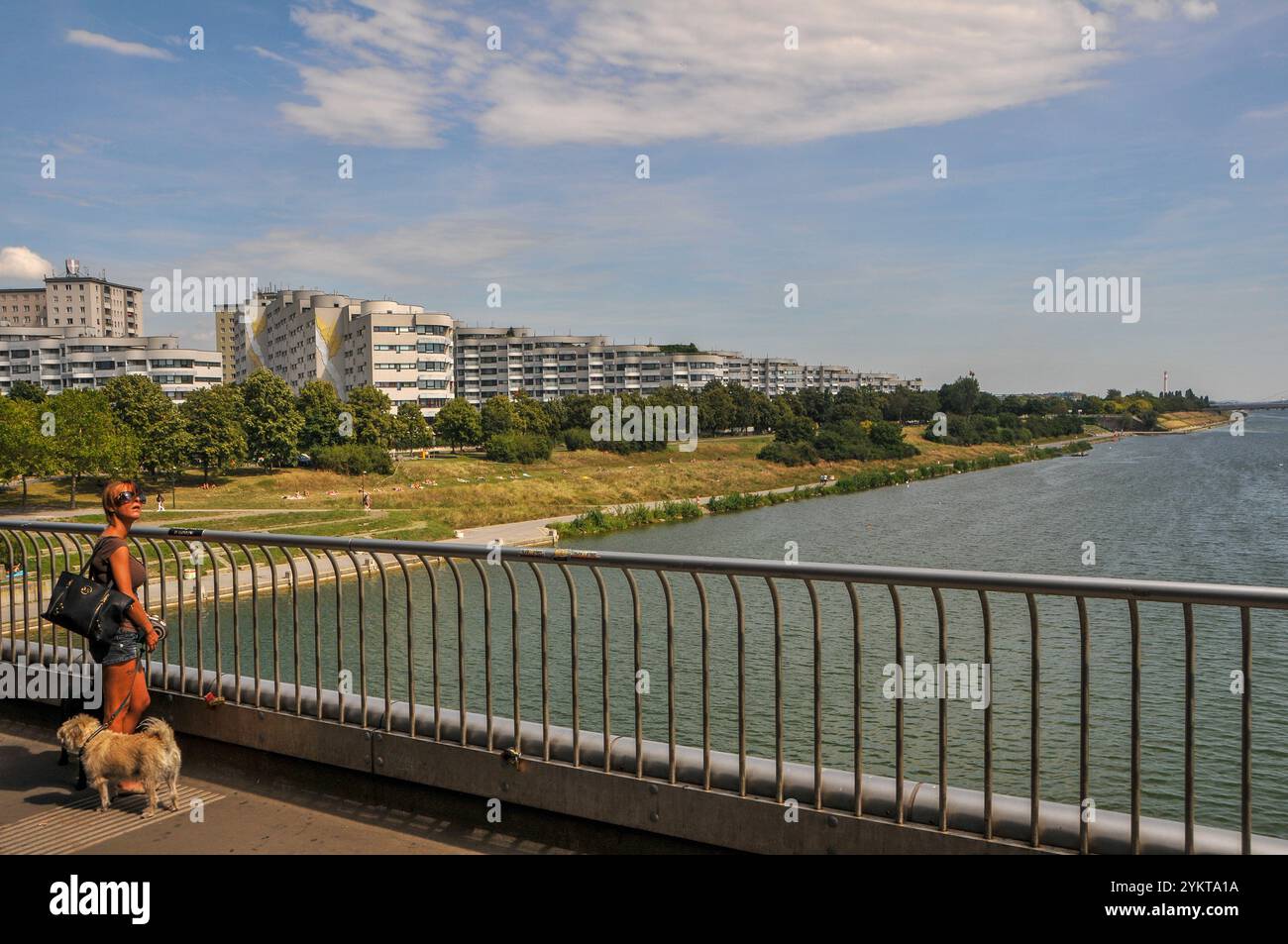 Vue sur la ville de Donau avec ses bâtiments architecturaux du tournant du millénaire. Vienne Banque D'Images