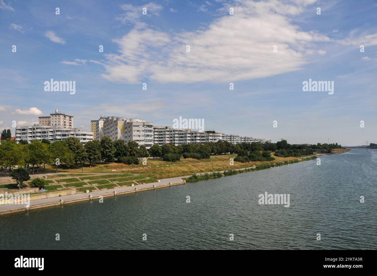 Vue sur la ville de Donau avec ses bâtiments architecturaux du tournant du millénaire. Vienne Banque D'Images