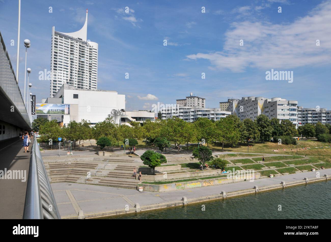 Vue sur la ville de Donau avec ses bâtiments architecturaux du tournant du millénaire. Vienne Banque D'Images