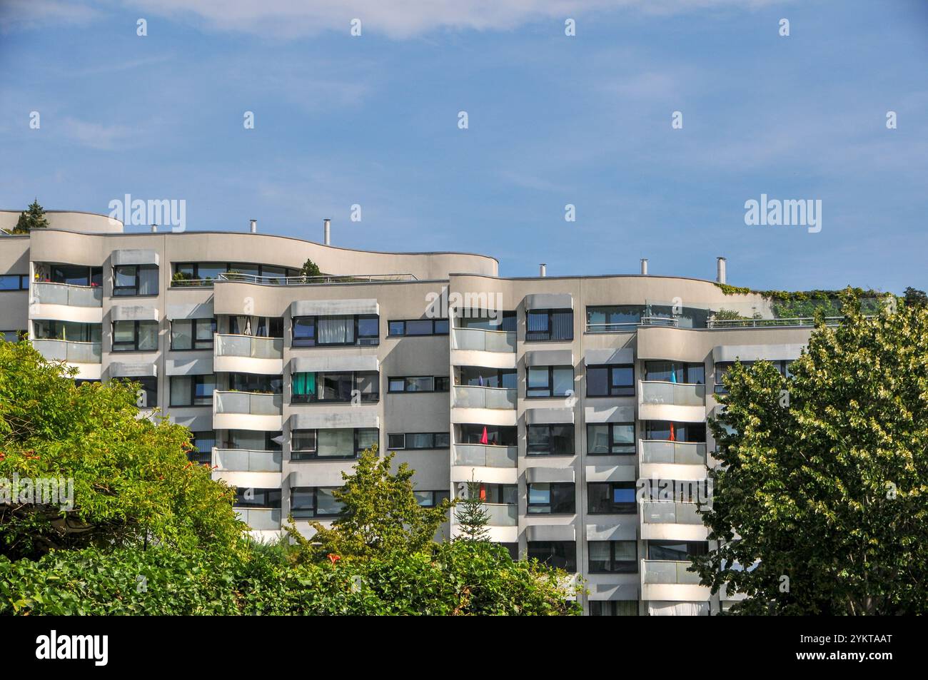 Vue sur la ville de Donau avec ses bâtiments architecturaux du tournant du millénaire. Vienne Banque D'Images