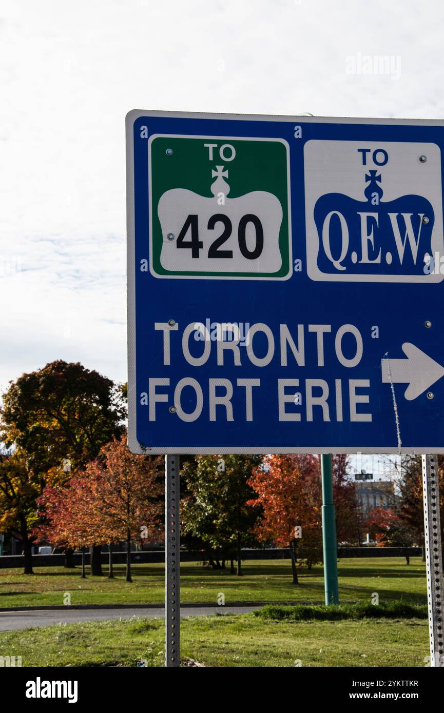 Panneau directionnel vers 420, QEW, Toronto et Fort Erie sur Victoria Avenue à Niagara Falls, Ontario, Canada Banque D'Images