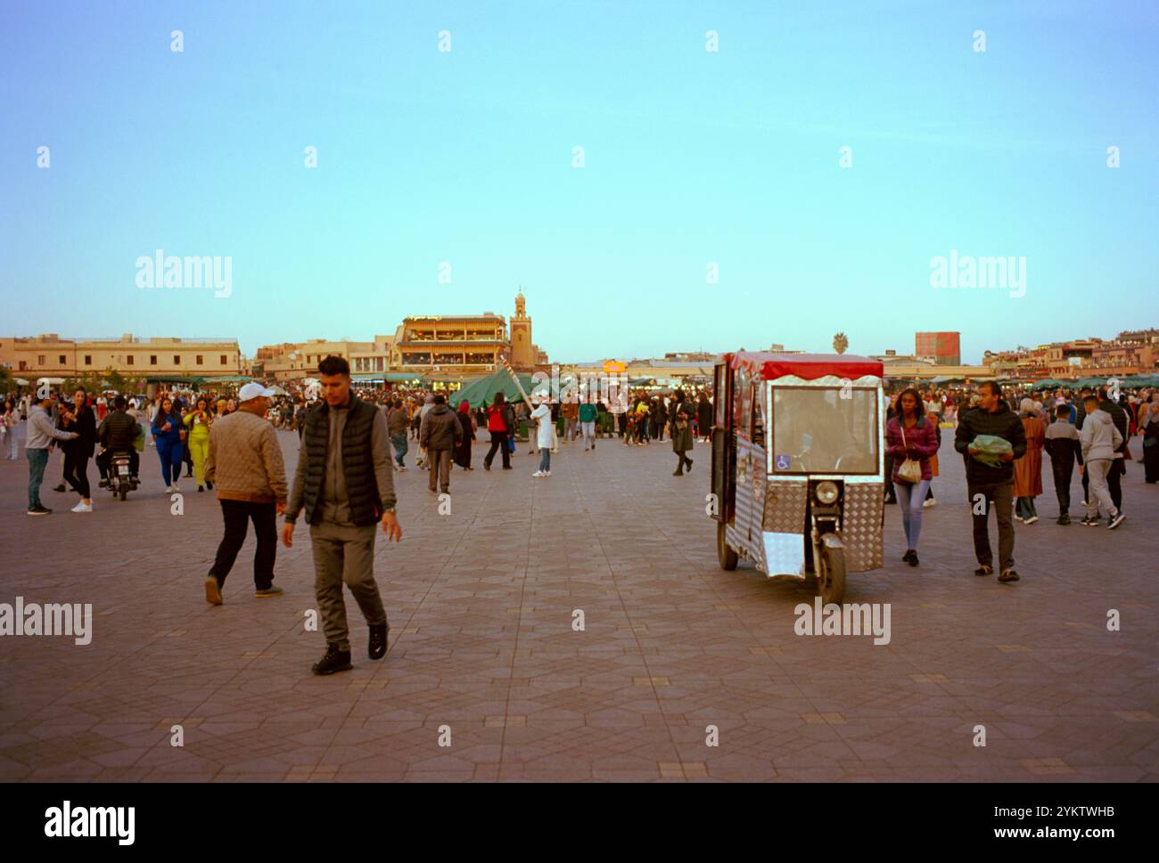 L'ancien lieu de rencontre saharien surpeuplé de la place Jemma el Fna à Marrakech au Maroc dans le Maghreb en Afrique du Nord Banque D'Images