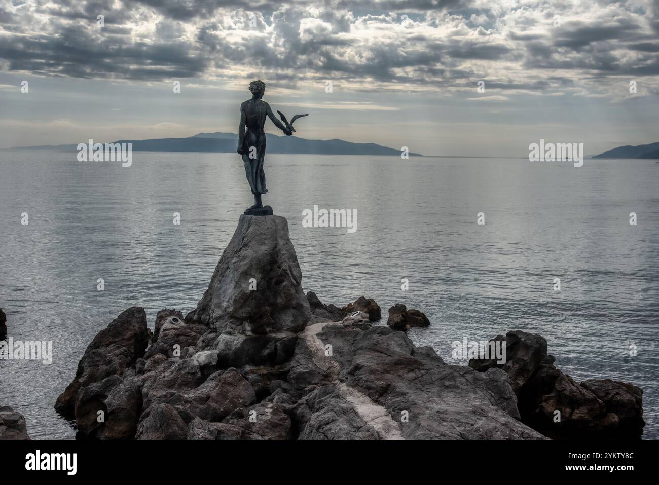 Historique La statue de Maiden avec le seagull est un symbole, non seulement d'Opatija, mais l'ensemble de la région de Kvarner. La statue sur la côte Adriatique est à la Banque D'Images