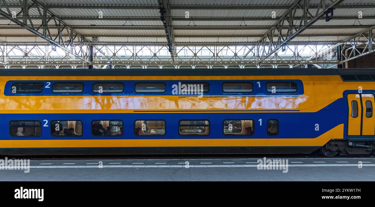 Train au quai, vue latérale, gare centrale en Europe Banque D'Images