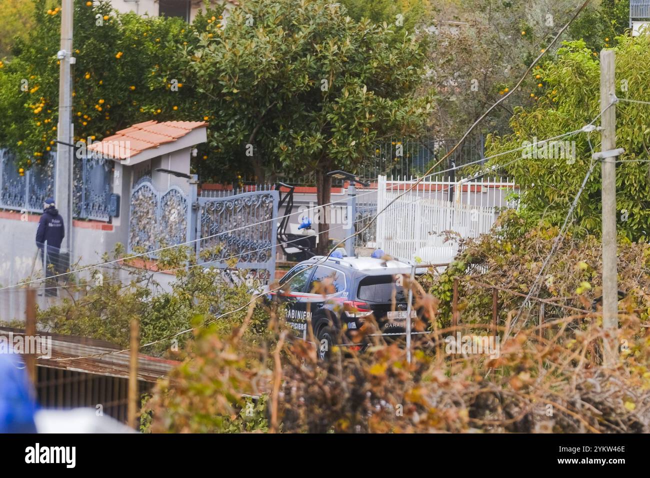 Naples, Italie. 19 novembre 2024. Une forte explosion s'est produite hier dans un hangar à Ercolano, via Patacca, où des feux d'artifice étaient produits et stockés sans autorisation. Trois étaient les victimes, un garçon étranger de 18 ans, Samuel Tafciu, père d’une fillette de quatre mois, et deux jumeaux de 26 ans, Sara et Aurora Esposito. Tous étaient à leur premier jour de travail. Crédit : Live Media Publishing Group/Alamy Live News Banque D'Images