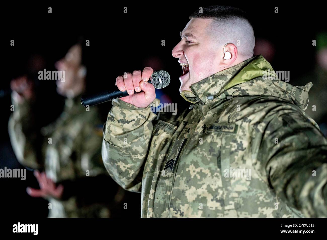 Des soldats interprètent des chansons rock sur l’Ukraine et la guerre à LA LUMIÈRE DU FEU, dédié aux 1 000 jours de lutte du peuple ukrainien pour la liberté et l’indépendance. 1000 bougies sont symboliquement légères devant le Monument de la mère patrie pour commémorer le millième jour de la lutte. Banque D'Images