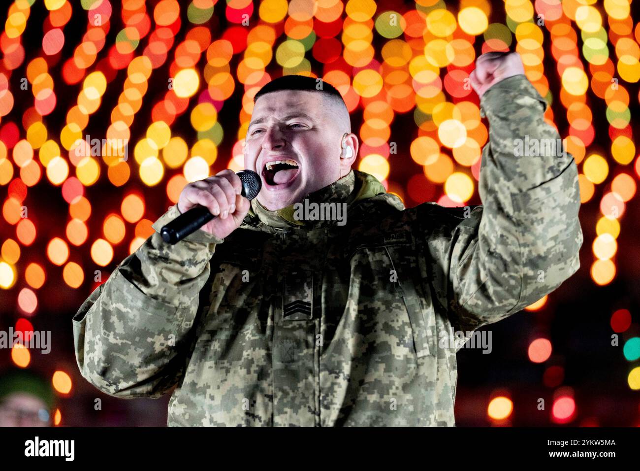 Kiev, ville de Kiev, Ukraine. 19 novembre 2024. Des soldats interprétant des chansons rock sur l'Ukraine et la guerre à LA LUMIÈRE DU FEU événement, dédié aux 1 000 jours de lutte du peuple ukrainien pour la liberté et l'indépendance. 1000 bougies sont symboliquement légères devant le Monument de la mère patrie pour commémorer le millième jour de la lutte. (Crédit image : © Andreas Stroh/ZUMA Press Wire) USAGE ÉDITORIAL SEULEMENT! Non destiné à UN USAGE commercial ! Banque D'Images