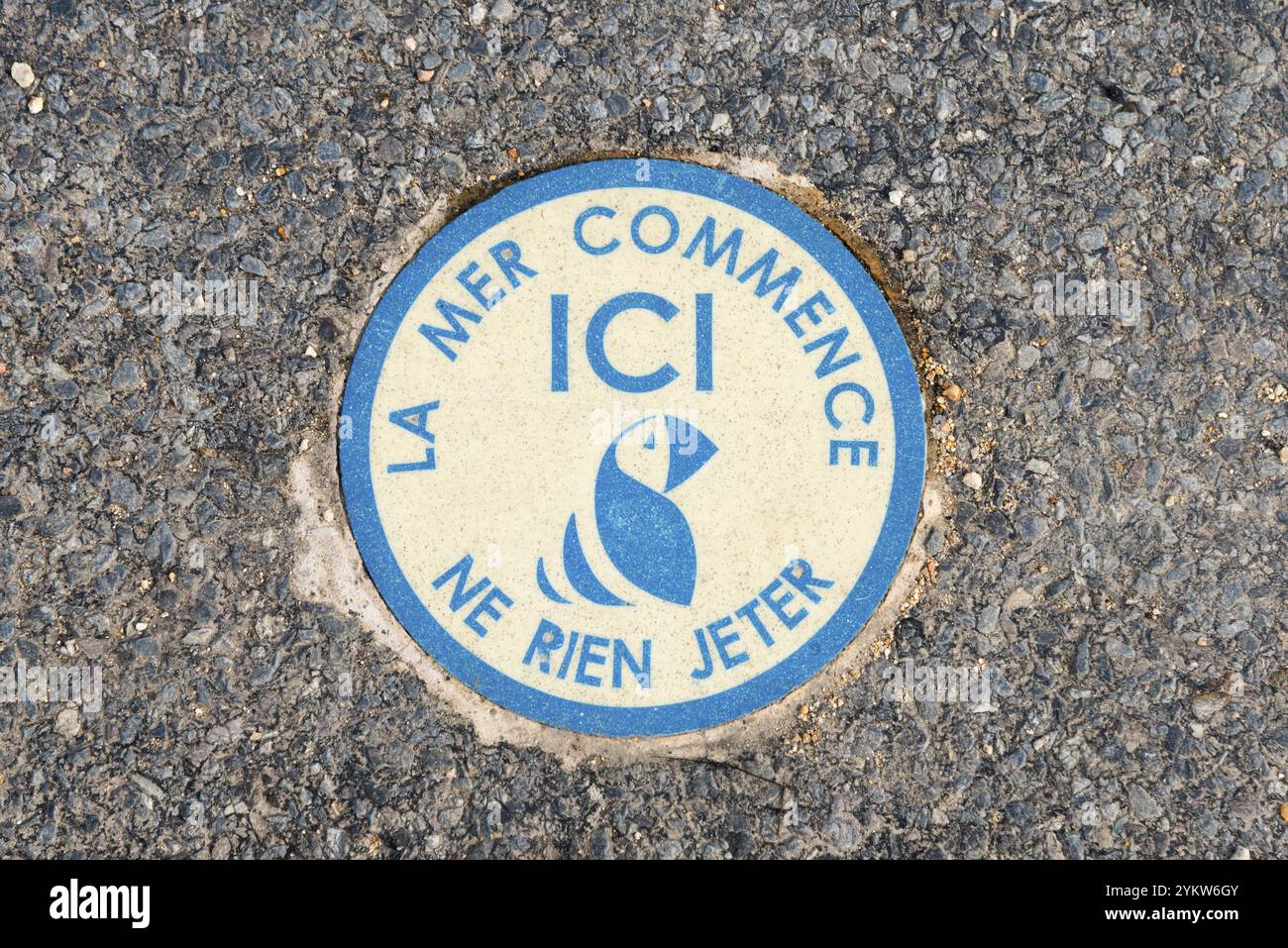 Autocollant rond bleu sur la route avec symbole de poisson et message environnemental, la mer commence ici, ne jetez rien ici, Ploumanac'h, Ploumanac Banque D'Images