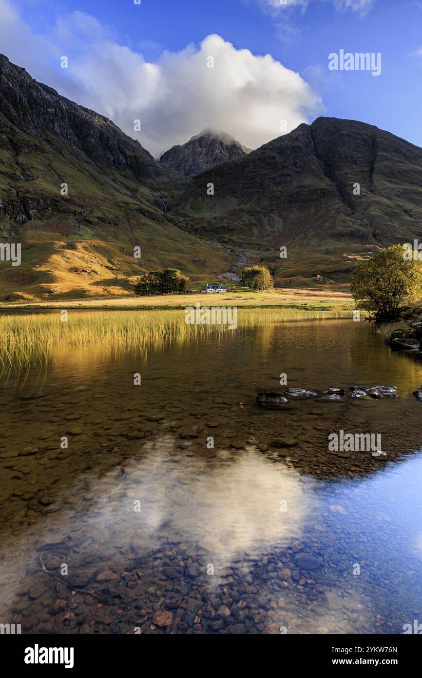 Montagnes reflétées dans le loch, lumière du soir, ambiance nuageuse, Achnambeithach Cottage, Loch Achtriochtan, Glencoe, Highlands écossais, Écosse, Grande Brita Banque D'Images