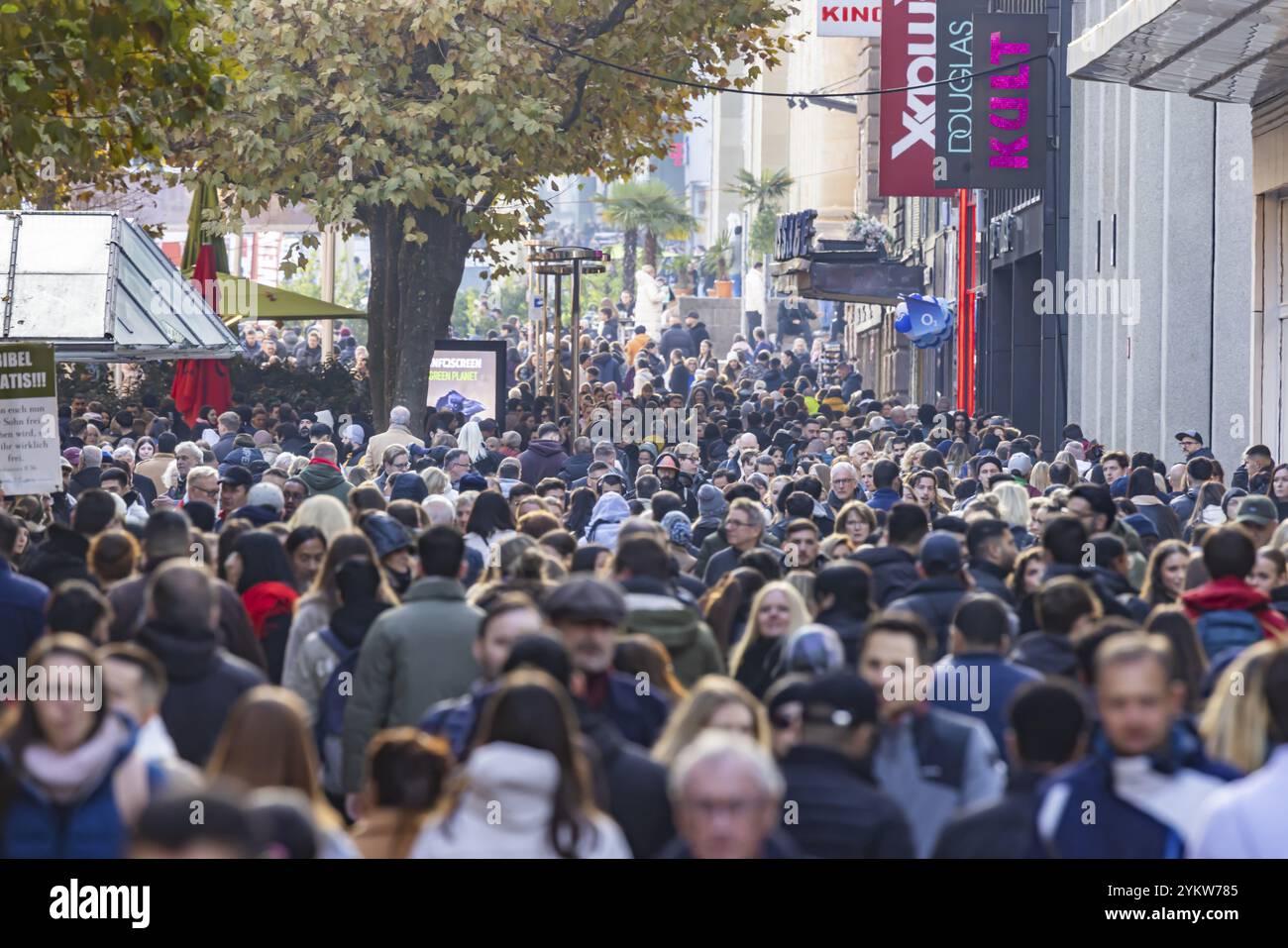 Foules de gens dehors et autour dans la rue commerçante Koenigstrasse. Les magasins de la zone piétonne sont prêts pour la saison des achats de Noël. Stu Banque D'Images