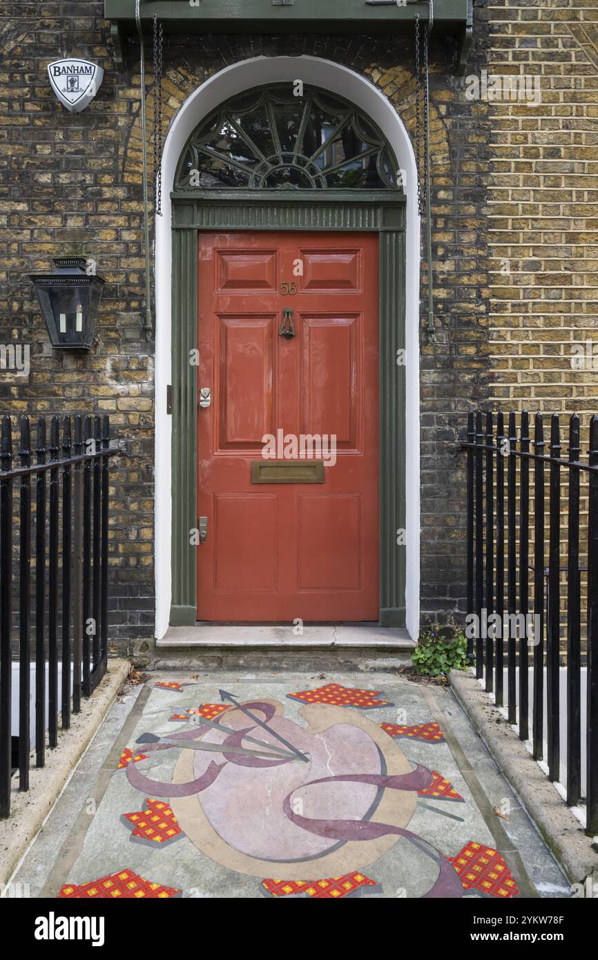 Entrée de maison avec porte rouge et chemin décoratif en mosaïque, Doughty Street, Holborn, London Borough of Camden, Angleterre, Royaume-Uni, Europe Banque D'Images