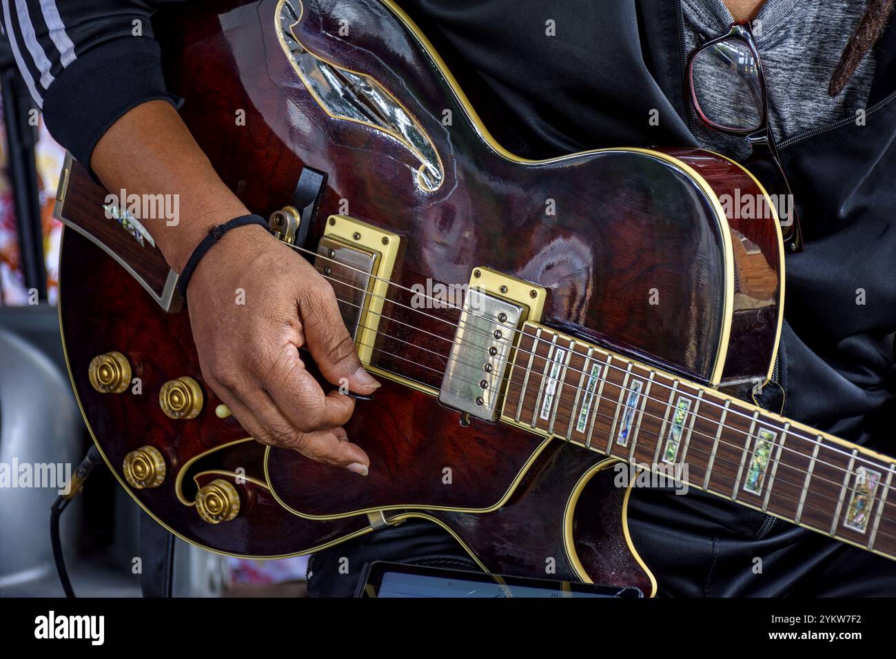 Guitariste électrique jouant sur scène lors d'un spectacle musical Belo Horizonte, Minas Gerais, Brésil, Amérique du Sud Banque D'Images Guitariste électrique jouant sur scène lors d'un spectacle musical Belo Horizonte, Minas Gerais, Brésil, Amérique du Sud Banque D'Images
