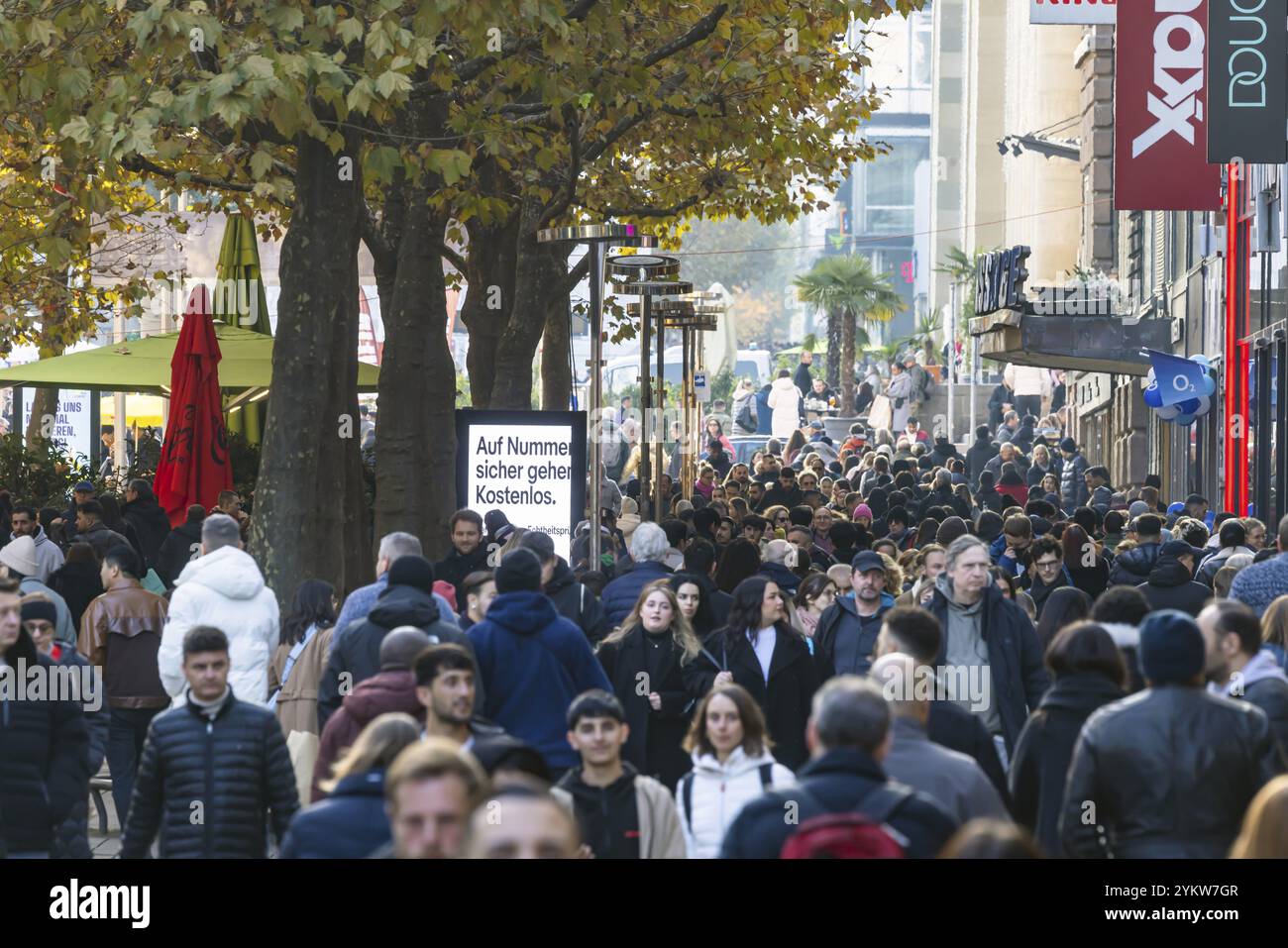 Foules de gens dehors et autour dans la rue commerçante Koenigstrasse. Les magasins de la zone piétonne sont prêts pour la saison des achats de Noël. Stu Banque D'Images