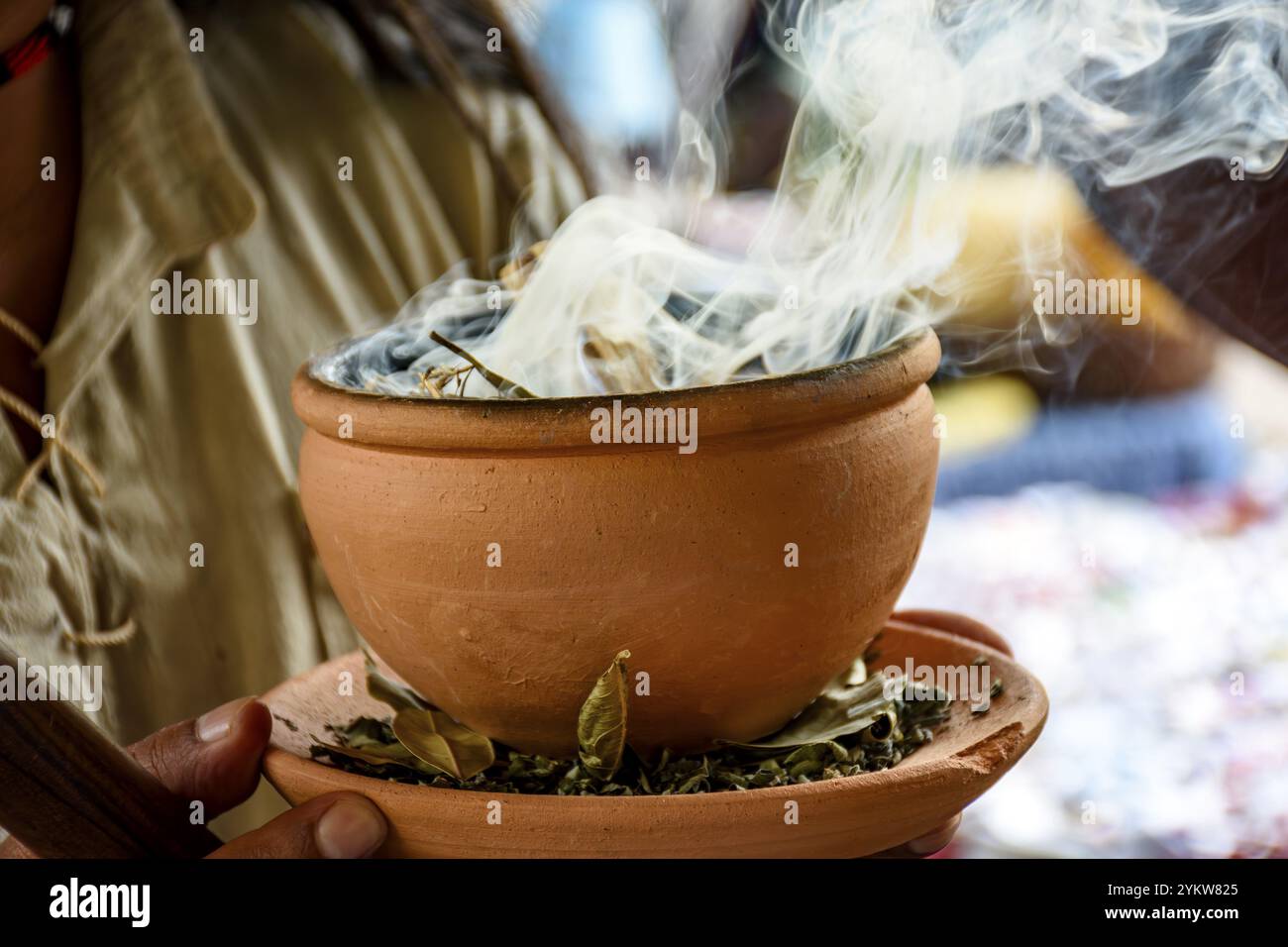 Herbes aromatiques brûlant d'un pot d'argile lors de la cérémonie de fumage Umbanda au Brésil Belo Horizonte, Minas Gerais, Brésil, Amérique du Sud Banque D'Images