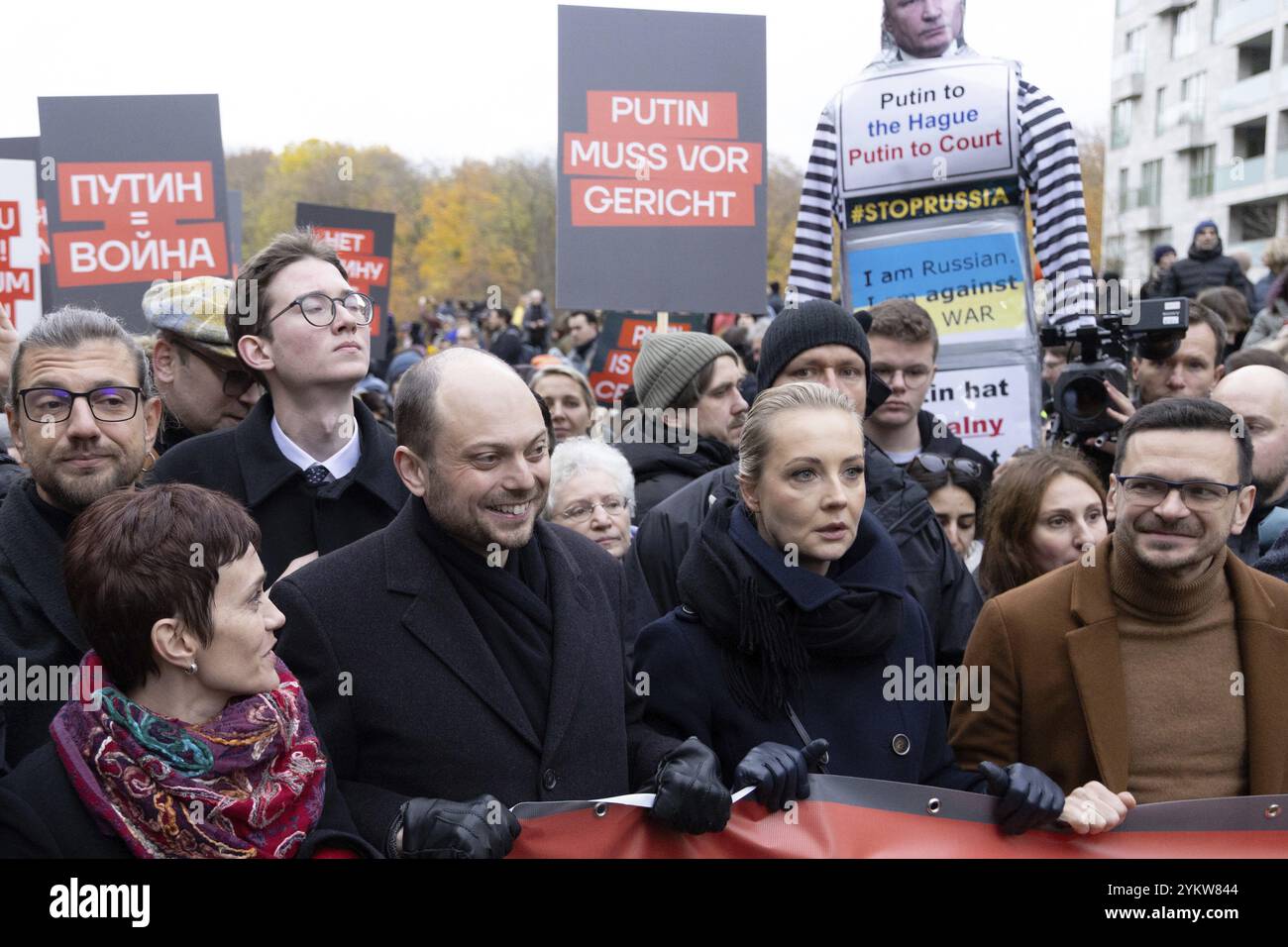 Berlin, Allemagne, 17 novembre 2024 : Vladimir Kara-Mursa, Ioulia Navalnaya et Ilya Yashin lors d'une manifestation contre la guerre à Berlin contre la guerre d'In Banque D'Images