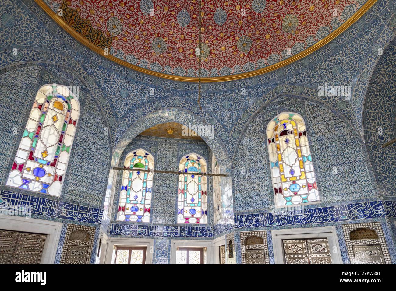 Une image de l'intérieur coloré et magnifique du Sofa Kiosk, qui fait partie du complexe du palais de Topkapi Banque D'Images