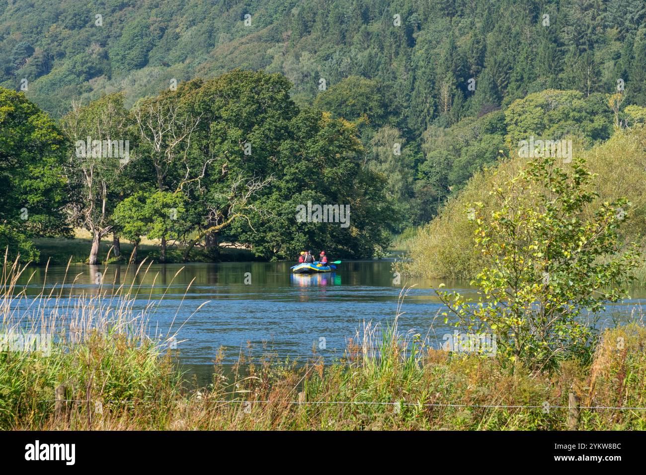 Petit bateau à la pointe sud du lac Windermere qui se transforme en la rivière Leven près de Newby Bridge. Lake District, Angleterre. Banque D'Images