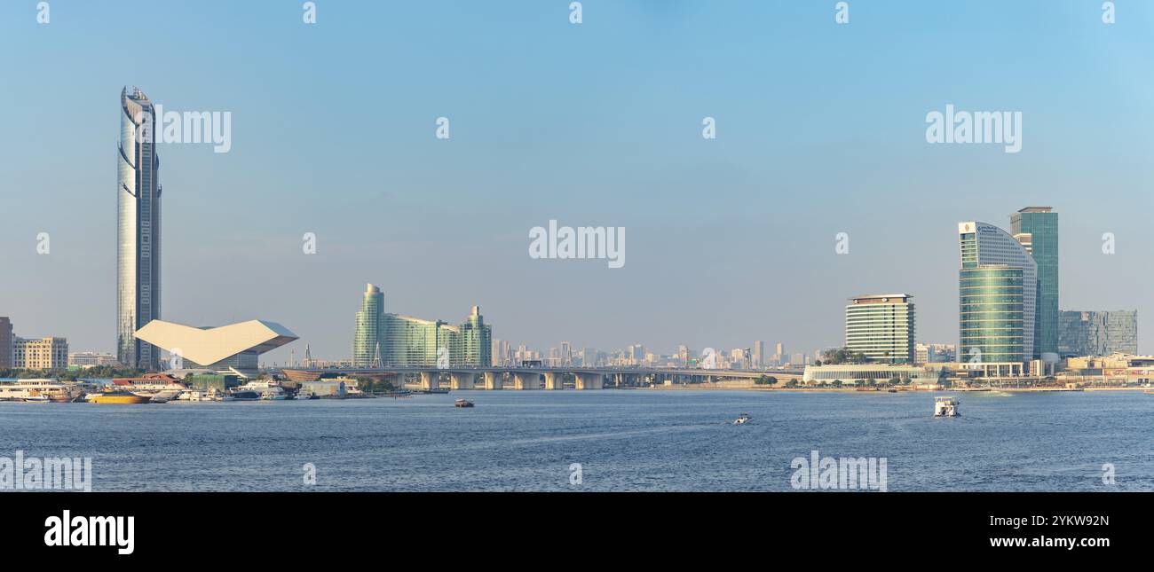 Une image de la large section de la crique de Dubaï, à l'est, avec de grands bâtiments modernes sur les deux marges Banque D'Images