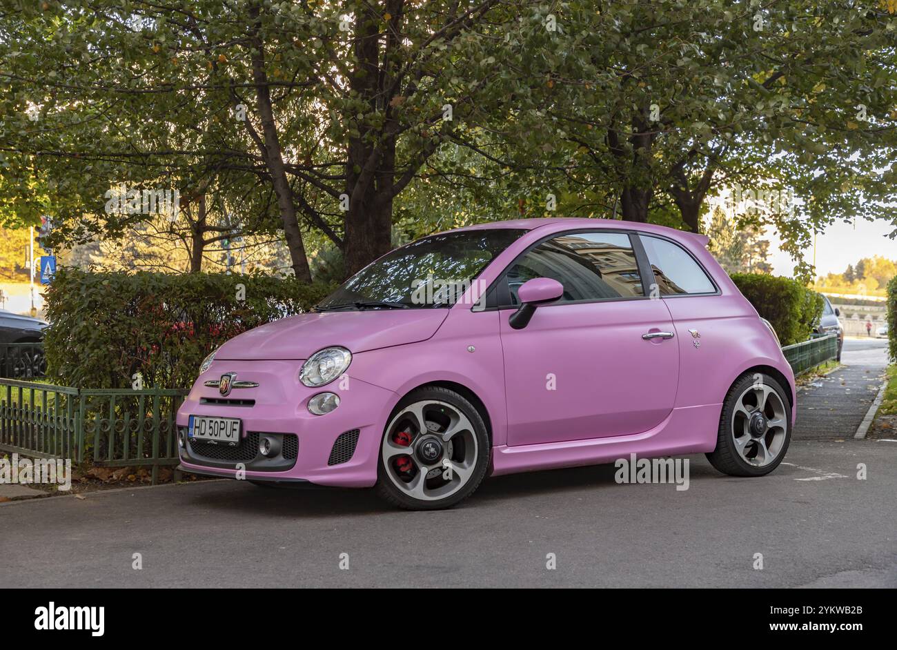 Une photo d'un Abarth 500 rose Banque D'Images