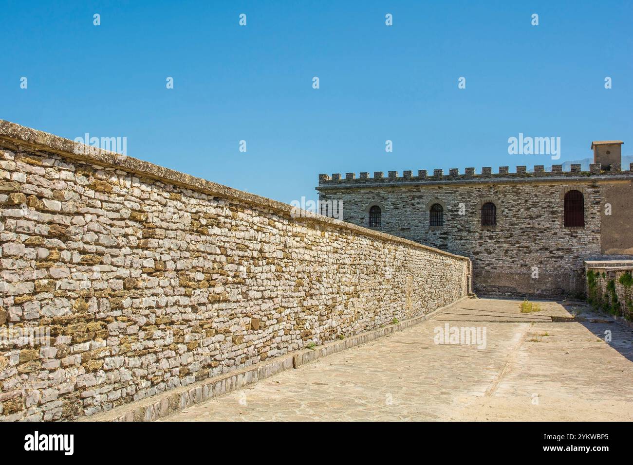 Toit du château de Gjirokaster, site classé au patrimoine mondial de l'UNESCO, Albanie, vue sur la vallée de Drino. Cette partie est ottomane. Système de drainage des eaux pluviales sur la droite Banque D'Images