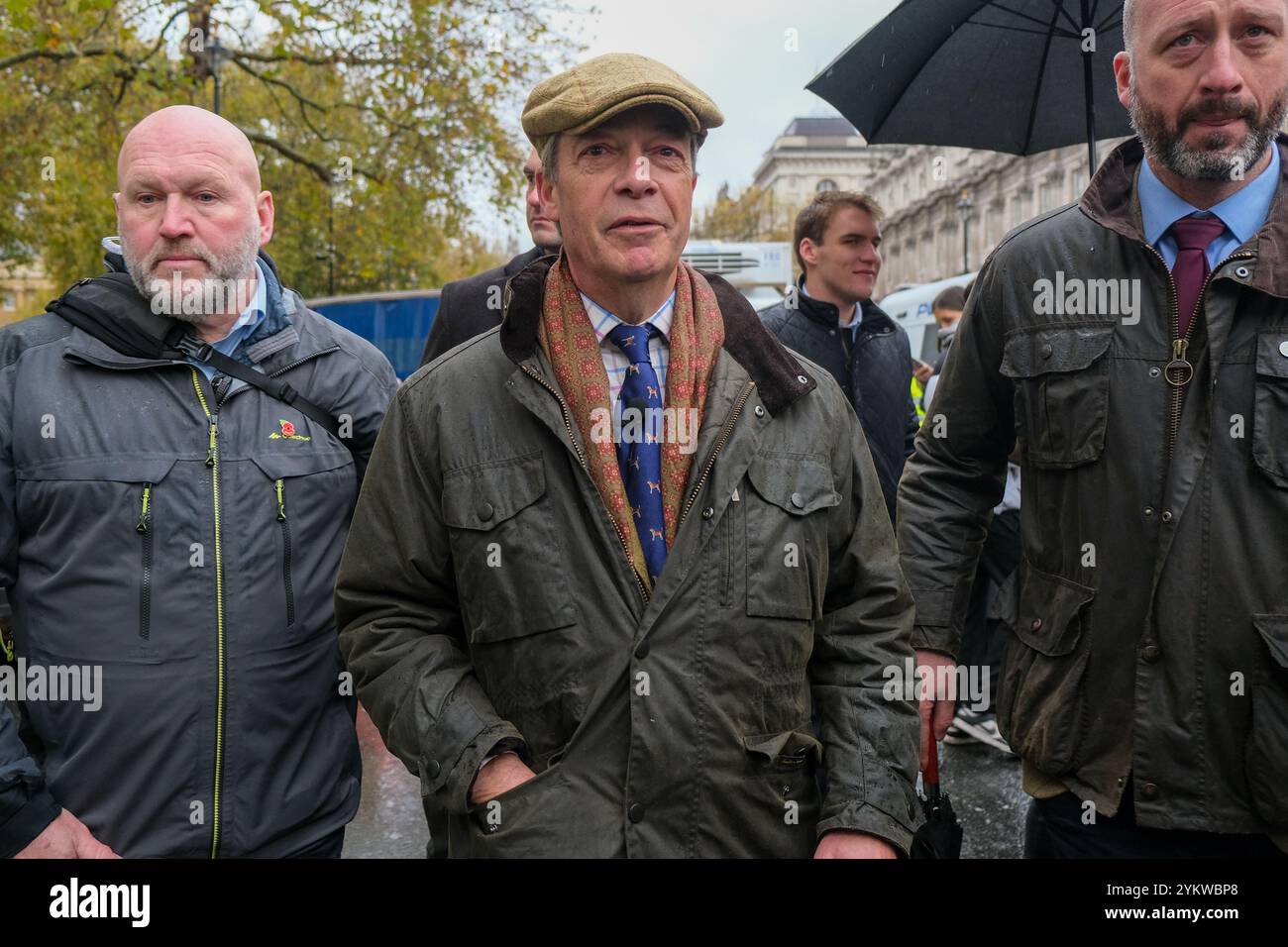 Londres, Royaume-Uni. 19 novembre 2024. Nigel Farage, chef du Parti réformiste et député de Clacton, est en déplacement au rassemblement des agriculteurs à Whitehall, interrogeant les participants au sujet de leurs préoccupations au sujet des modifications de l'impôt sur les successions annoncées dans le budget d'automne de Rachel Reeves. Crédit : onzième heure photographie/Alamy Live News Banque D'Images