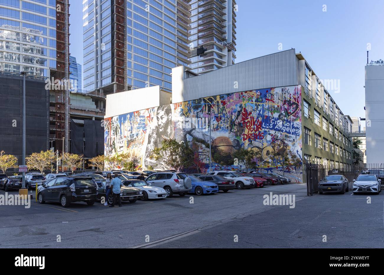 Une image de la peinture murale Kawhi Leonard, star des Clippers, créée par l'artiste Mr. Brainwash au centre-ville de Los Angeles en 2022 Banque D'Images