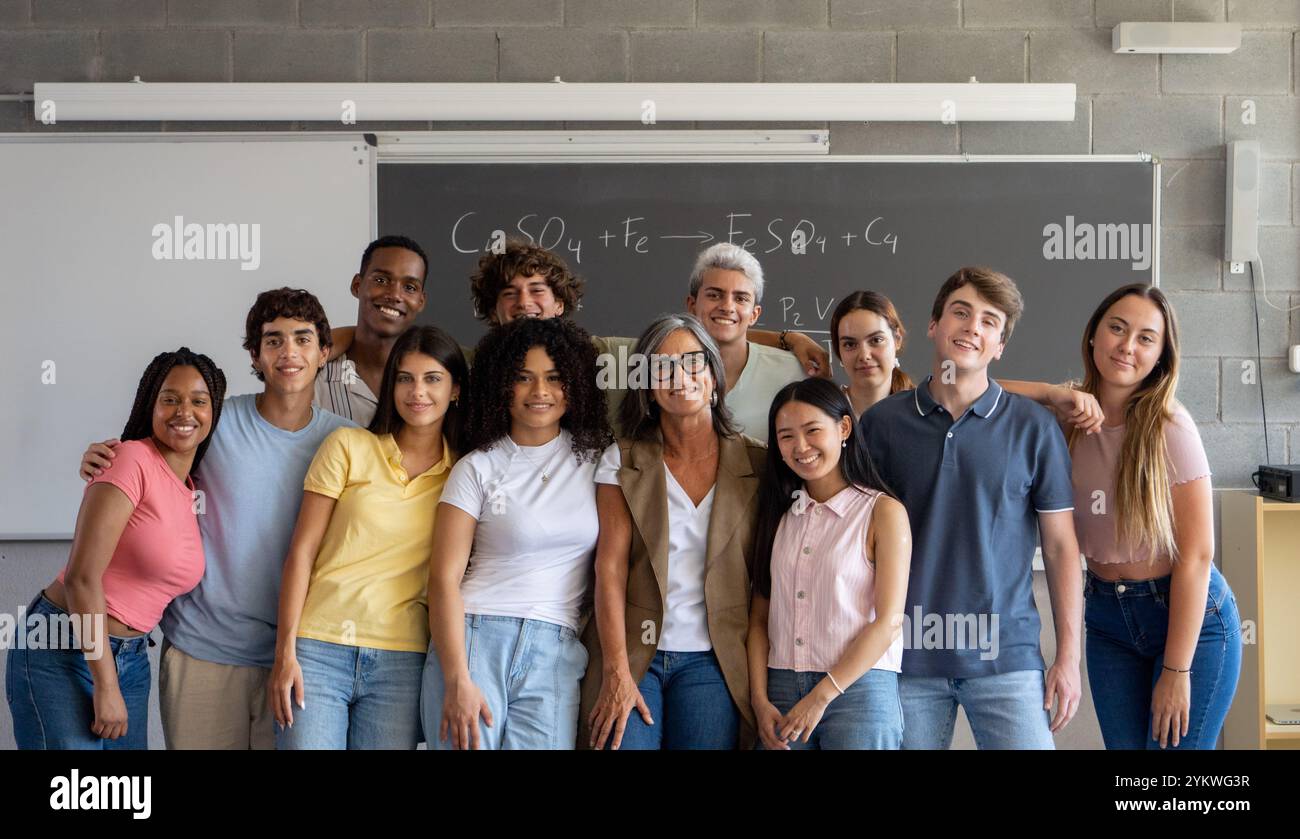 Groupe diversifié d'étudiants avec professeur à l'école secondaire Banque D'Images