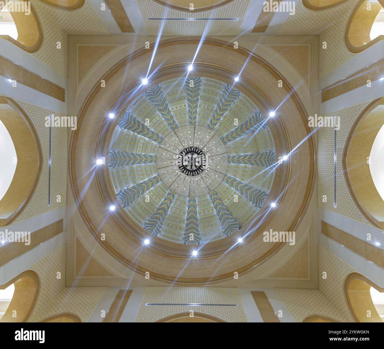 Une image d'un lustre dans le plafond de Qasr Al Watan Banque D'Images