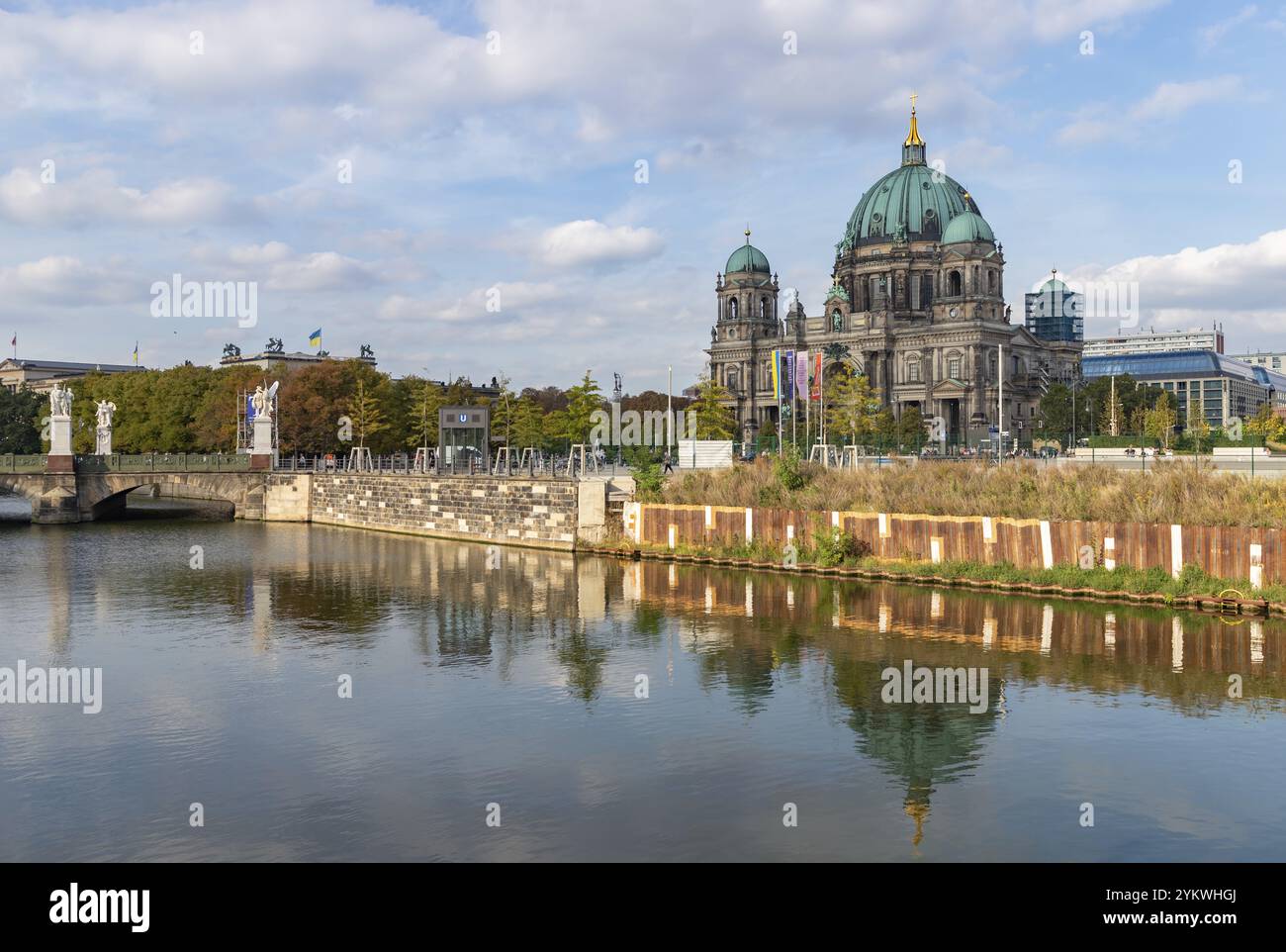 Une image de la cathédrale de Berlin reflétée sur la rivière Spree Banque D'Images