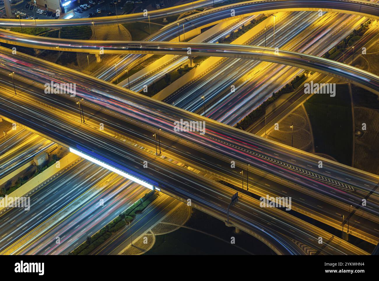 Une photo de la rue Al Safa animée et de l'intersection de Sheikh Zayed la nuit Banque D'Images