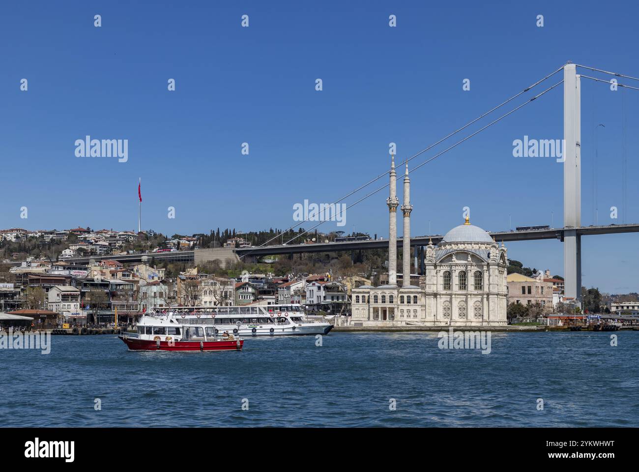 Une photo de la mosquée d'Ortakoy, du pont du Bosphore et de quelques ferries Banque D'Images