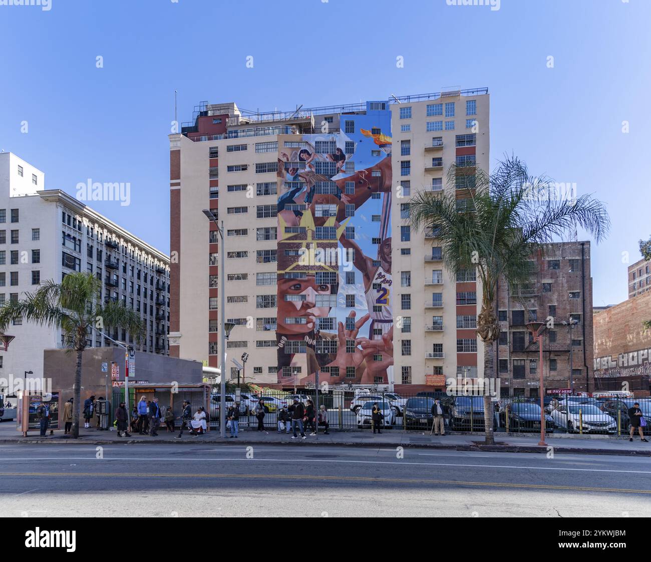 Une image de la murale Angelus (côté gauche), créée en 2017 par Robert Vargas. La partie droite, liée à Kobe Bryant, a été ajoutée ultérieurement Banque D'Images