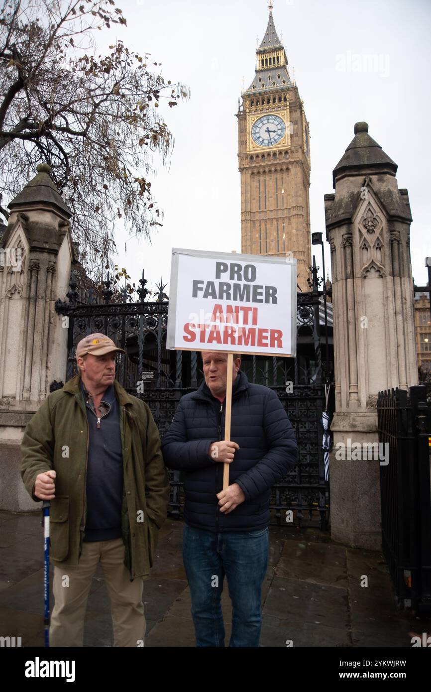 Westminster, Londres, Royaume-Uni. 19 novembre 2024. Une énorme manifestation a été organisée par les agriculteurs aujourd’hui devant Downing Street et la Chambre des communes à Londres au sujet des modifications controversées apportées par le gouvernement au budget des droits de succession pour les agriculteurs. Crédit : Maureen McLean/Alamy Live News Banque D'Images