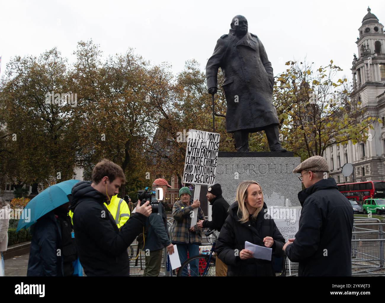 Westminster, Londres, Royaume-Uni. 19 novembre 2024. Sophie Ridge de Sky News fait une interview post-protestation. Une énorme manifestation a été organisée par les agriculteurs aujourd’hui devant Downing Street et la Chambre des communes à Londres au sujet des modifications controversées apportées par le gouvernement au budget des droits de succession pour les agriculteurs. Crédit : Maureen McLean/Alamy Live News Banque D'Images