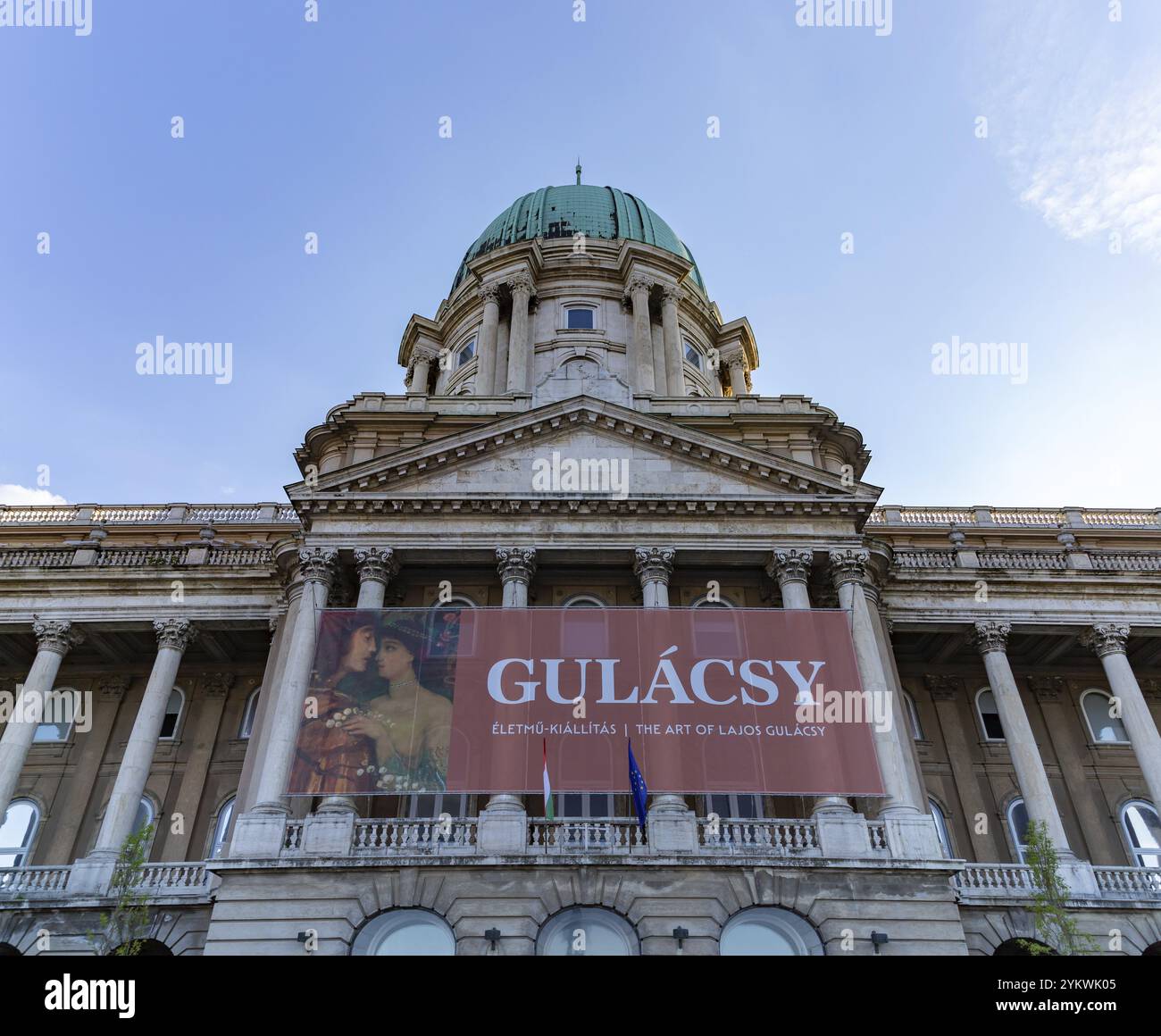 Une photo du château de Buda et de la Galerie nationale hongroise avec la bannière de l'exposition Lajos Gulacsy Banque D'Images