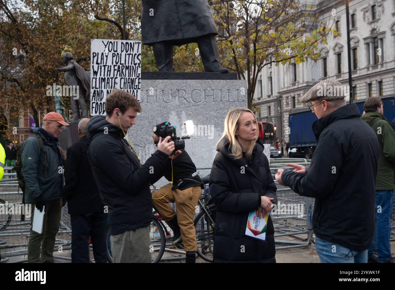 Westminster, Londres, Royaume-Uni. 19 novembre 2024. Sophie Ridge de Sky News fait une interview post-protestation. Une énorme manifestation a été organisée par les agriculteurs aujourd’hui devant Downing Street et la Chambre des communes à Londres au sujet des modifications controversées apportées par le gouvernement au budget des droits de succession pour les agriculteurs. Crédit : Maureen McLean/Alamy Live News Banque D'Images